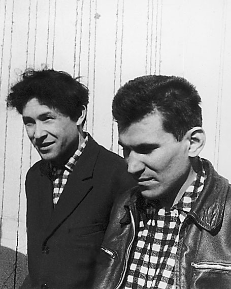 Айги с художником Владимиром Яковлевым. 1962. Фото В. Сулимовой.